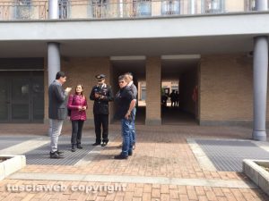 Viterbo - Santa Maria in gradi- I carabinieri e il pm Chiara Capezzuto davanti al palazzo in cui è stato trovato l'uomo morto
