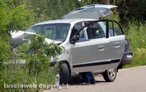 Vetralla - Auto finisce fuori strada, muore la passeggera