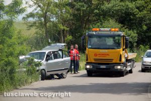 Vetralla - Auto finisce fuori strada, muore la passeggera