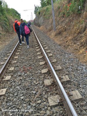 Pendolari tornano a Viterbo a piedi sui binari