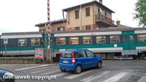 Bagnaia - Passa il treno con il passaggio a livello aperto