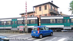 Bagnaia - Passa il treno con il passaggio a livello aperto