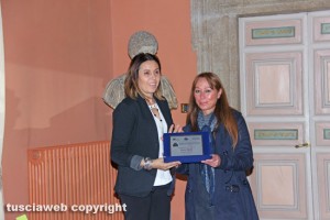 L'assessora Sonia Perà alla premiazione di Forme e colori