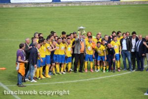 Sport - Calcio - Viterbese - Piero Camilli alza la coppa