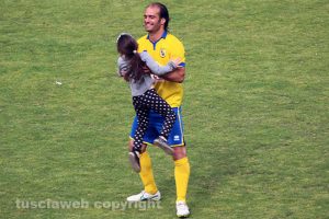 Sport - Calcio - Viterbese - Matias Vegnaduzzo abbraccia la sua bambina