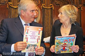 Giuseppe Fioroni e il ministro Stefania Giannini col fumetto di Ati