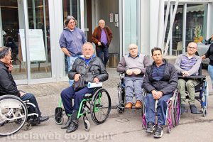 Viterbo - Vita Autonoma - Il sit in sotto la Asl A sinistra Gianni Giannoccaro