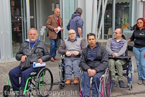 Viterbo - Vita Autonoma - Il sit in sotto la Asl