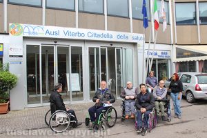 Viterbo - Vita Autonoma - Il sit in sotto la Asl