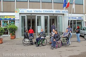Viterbo - Vita Autonoma - Il sit in sotto la Asl