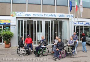 Viterbo - Vita Autonoma - Il sit in sotto la Asl
