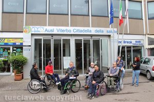 Viterbo - Vita Autonoma - Il sit in sotto la Asl