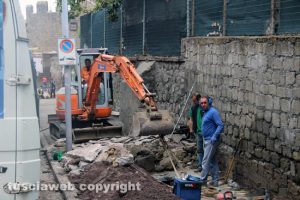 Viterbo - Fogna esplosa - I lavori nella zona di porta san Pietro