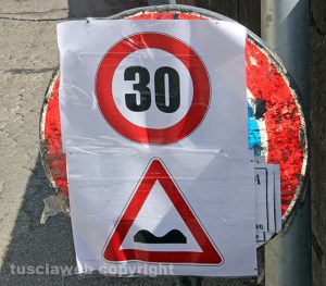 Viterbo - Il cartello del limite a 30 all'ora