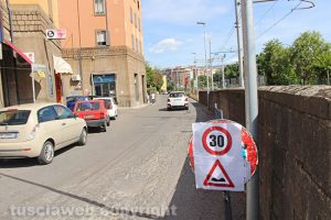 Viterbo - Il cartello del limite a 30 all'ora