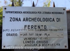 Ferento - L'elegante cartello con spiegazioni scritte col pennarello