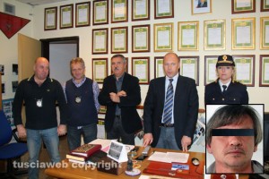 La conferenza della squadra mobile - Nel riquadro in basso a destra il 50enne arrestato