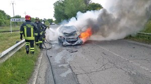 Bomarzo - Auto in fiamme