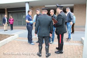 Viterbo - I carabinieri nel palazzo di via Santa Maria in gradi in cui è stato trovato l'uomo morto 