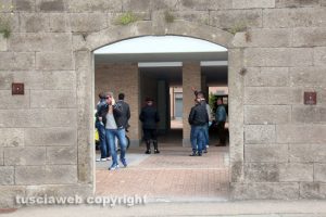 Viterbo - I carabinieri nel palazzo di via Santa Maria in gradi in cui è stato trovato l'uomo morto 