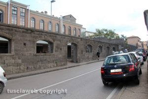 Uopmo trovato morto in via santa Maria in Gradi - Carabinieri sul posto 