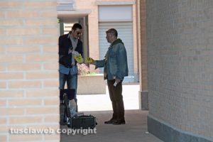 Viterbo - I carabinieri nel palazzo di via Santa Maria in gradi in cui è stato trovato l'uomo morto 