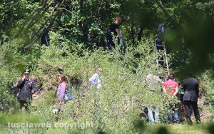 Montefiascone - Madre e figlio morti - Il recupero dei corpi