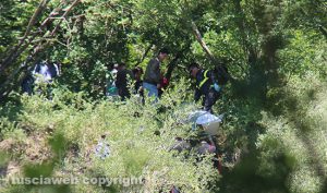 Montefiascone - Madre e figlio morti - Il recupero dei corpi