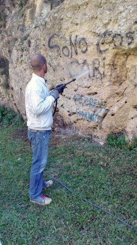 Tarquinia - Pulite le scritte 
