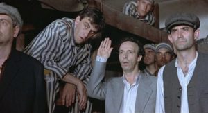 Pietro De Silva in una scena della Vita è bella con Roberto Benigni