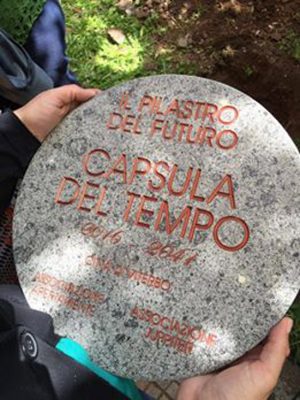 Viterbo - Scuola elementare A. Volta - La capsula del tempo viene seppellita