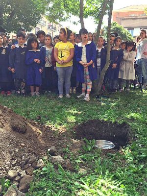 Viterbo - Scuola elementare A. Volta - La capsula del tempo viene seppellita