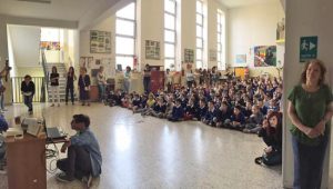 Viterbo - Scuola elementare A. Volta - La capsula del tempo viene seppellita