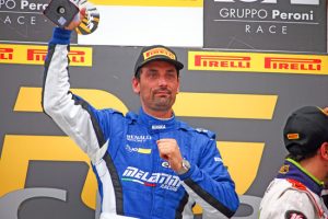 Gustavo Sandrucci festeggia la vittoria