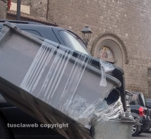Viterbo - La cassetta elettrica a piazza del Paradiso Viterbo - La cassetta elettrica a piazza del Paradiso
