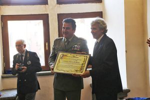 Vitorchiano - La consegna del riconoscimento all'Aves