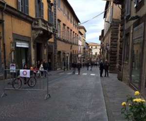 Viterbo - Via Cavour chiusa al traffico