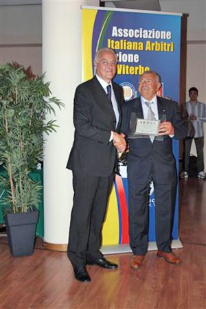 A destra Umberto Aspromonte durante una premiazione 