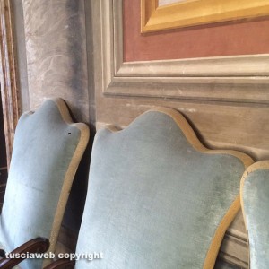 Viterbo - Palazzo dei Priori - Le sedie appoggiate sugli affreschi