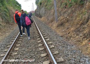 Pendolari tornano a Viterbo a piedi sui binari