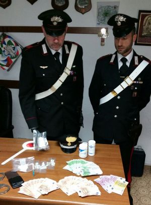 La droga e il materiale sequestrato dai carabinieri