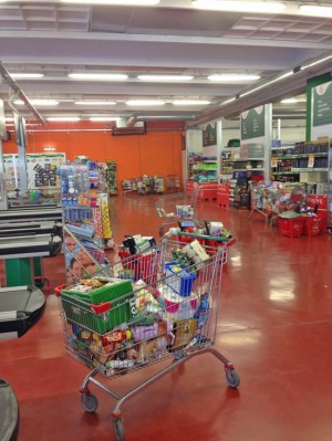 Carrelli abbandonati dai clienti alle casse al momento dello sciopero