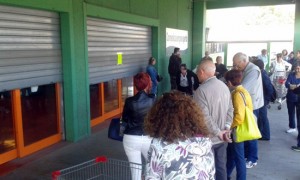 Clienti davanti alle serrande 
