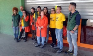 I dipendenti Ingrande davanti alle serrande chiuse