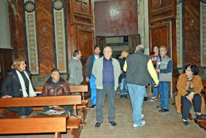 Don Mario con alcuni parrocchiani 