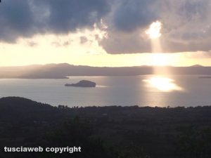 Montefiascone - Raggi di sole sul lago di Bolsena