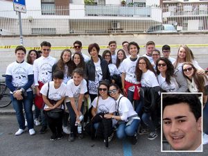 I ragazzi del Cardarelli alla notte bianca della legalità - Nel riquadro: Edoardo Costa, il loro compagno morto a 18 anni