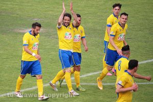 Sport - Calcio - Viterbese - L'esultanza dei gialloblù dopo il 2-0