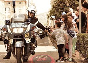 I motociclisti della Polizia stradale scortano il Giro d'Italia