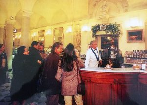 Roberto Fanelli dietro il vecchio bancone di Schenardi